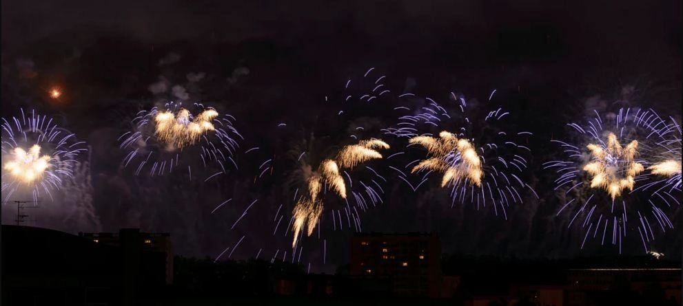 Feu d'artifice au-dessus du lac d'Annecy pendant la Fête du Lac