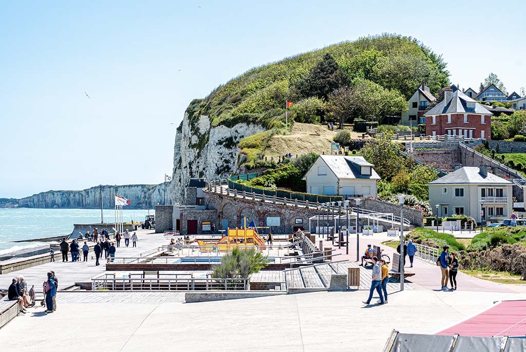 La plage de Veules avec ses touristes et ses habitants
