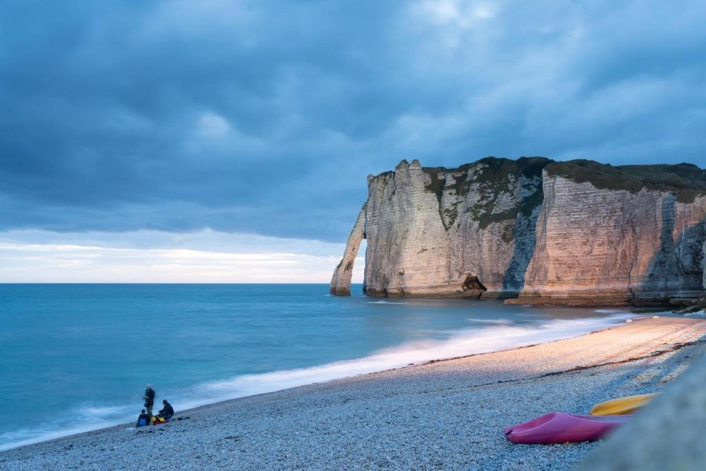 Photo prise à la plage de Veules sous un ciel nuageux