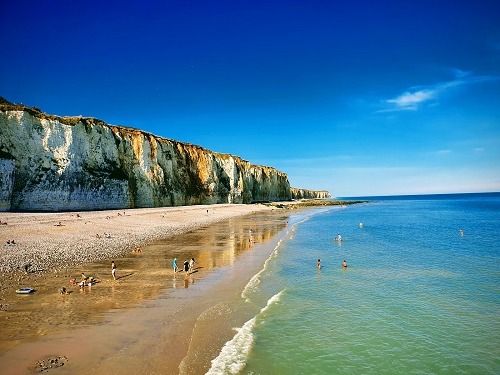 Plage de Veule avec ses baigneurs et son ciel bleu