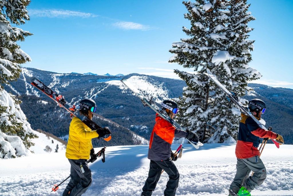 3 personnes qui partent au ski