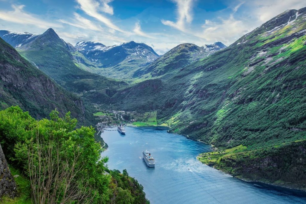 croisière proche des montagnes en Europe