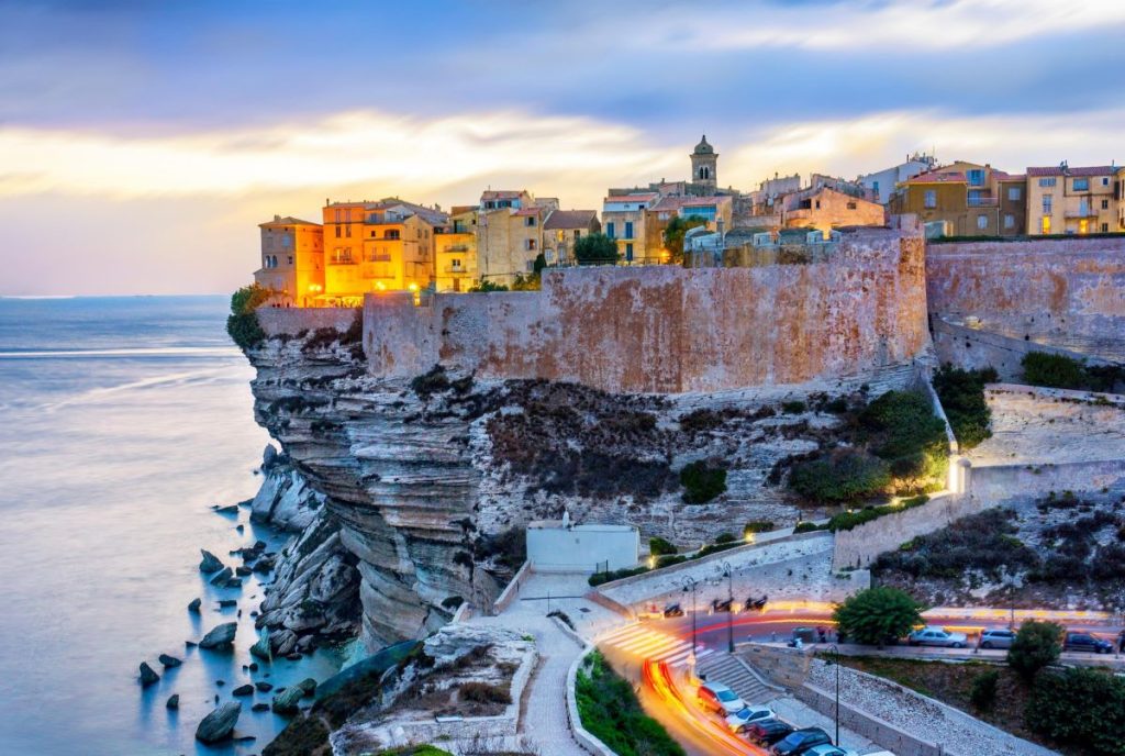 paysage de Corse avec falaises