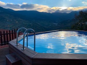 jacuzzi privatif dans une chambre à la montagne