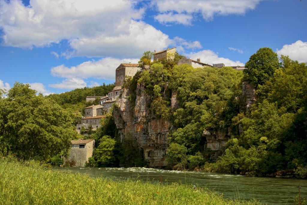 maisons sur falaise à Balazuc