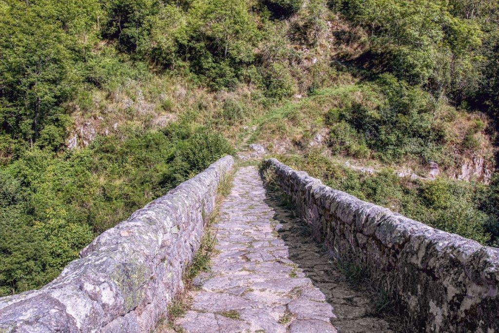 pont en pierre à Chalencon