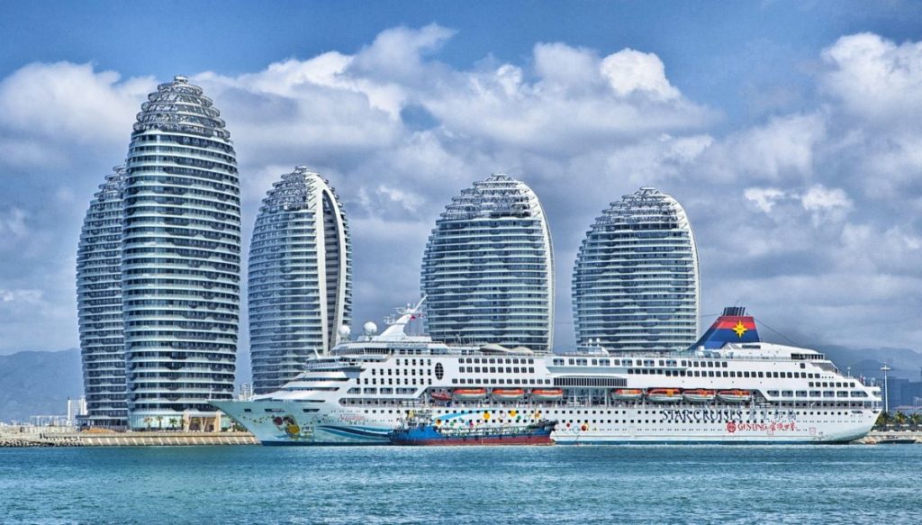 bateau de croisière Ponant avec buildings
