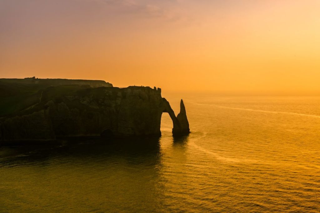 coucher de soleil plage falaise Etretat
