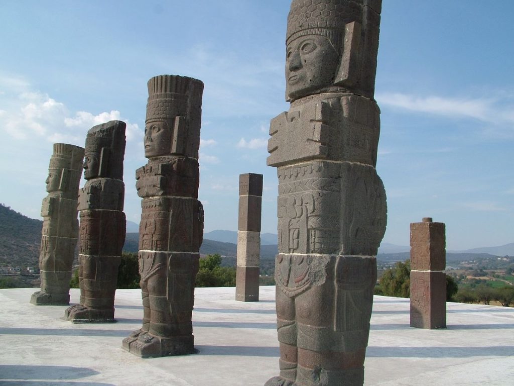 statues de la cité toltèque de Tula