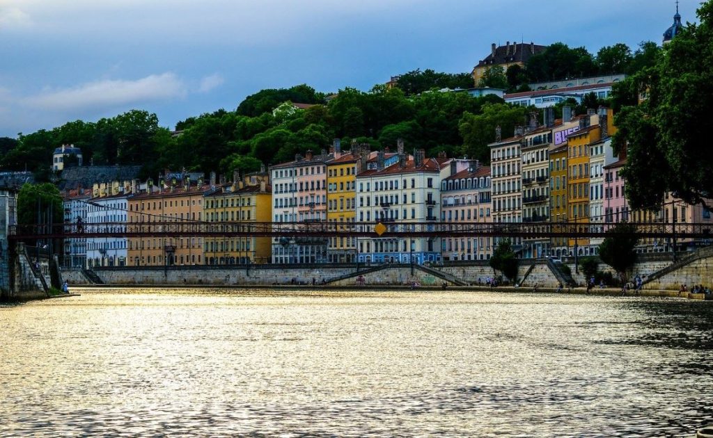 vieux lyon avec batiments colorés