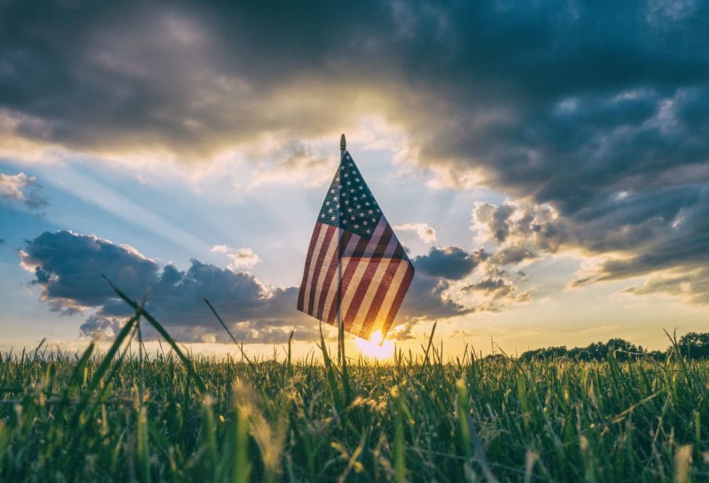 drapeau des Etats-Unis avec coucher de soleil