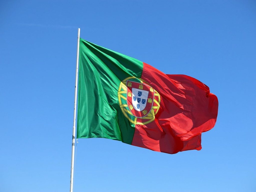 drapeau du Portugal avec du vent