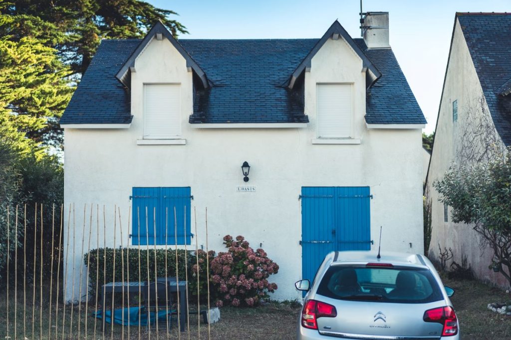 gite maison blanche en bleue