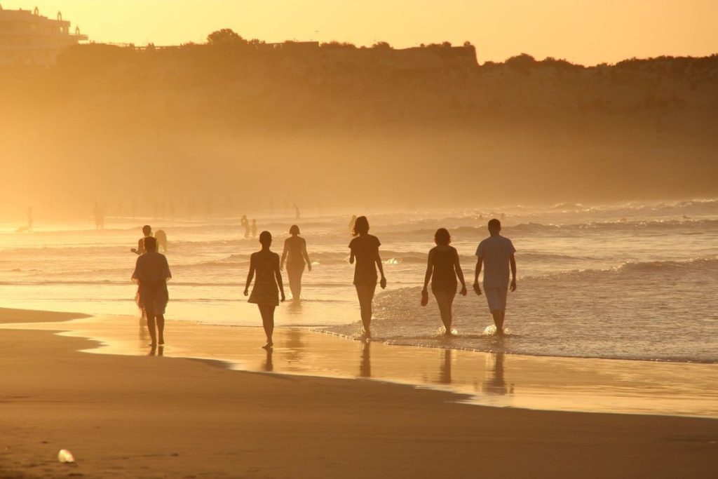 groupe de personnes sur une plage du Portugal
