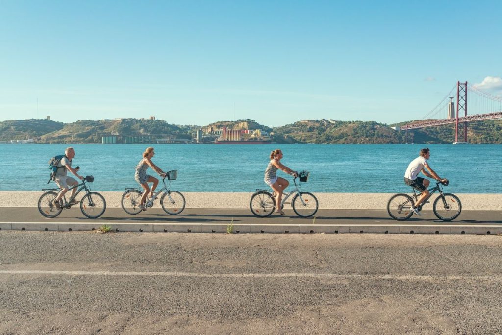 amis en vélo à Lisbonne