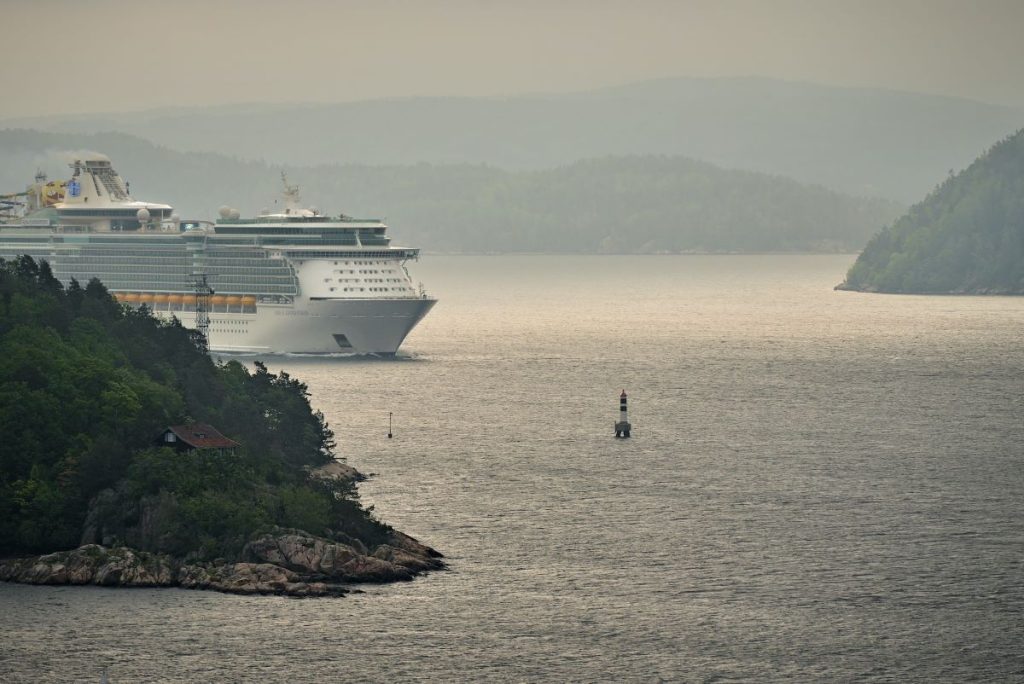 bateau de croisière dans les fjords en Norvège