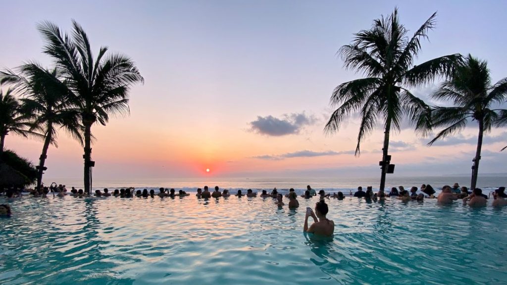 coucher de soleil à Bali piscine