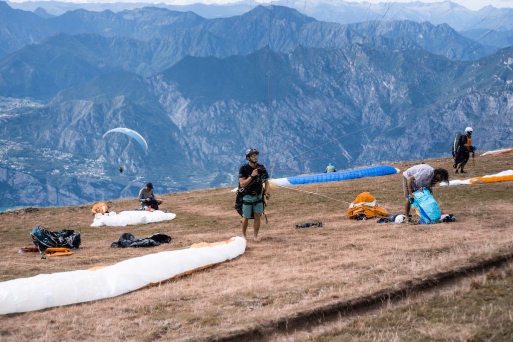 mise en place materiel saut en parachute