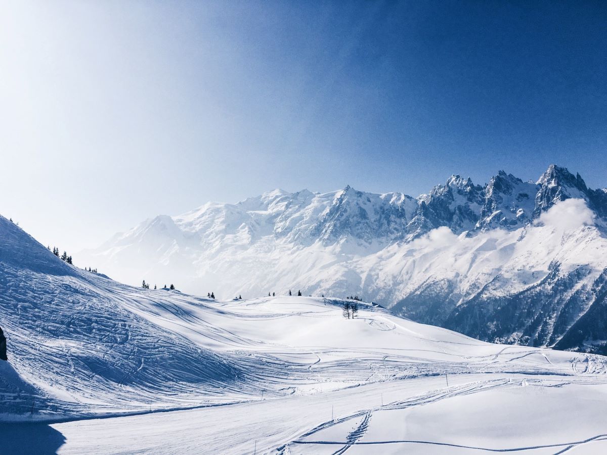 montagne enneigée pour faire du ski