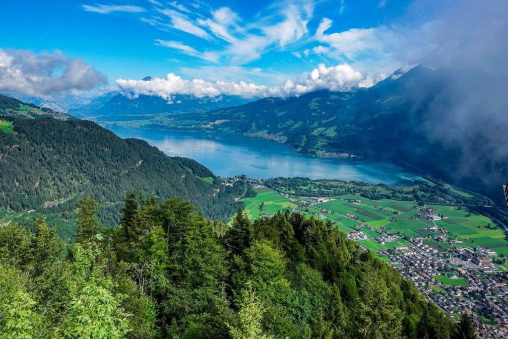 montagnes à Interlaken en Suisse