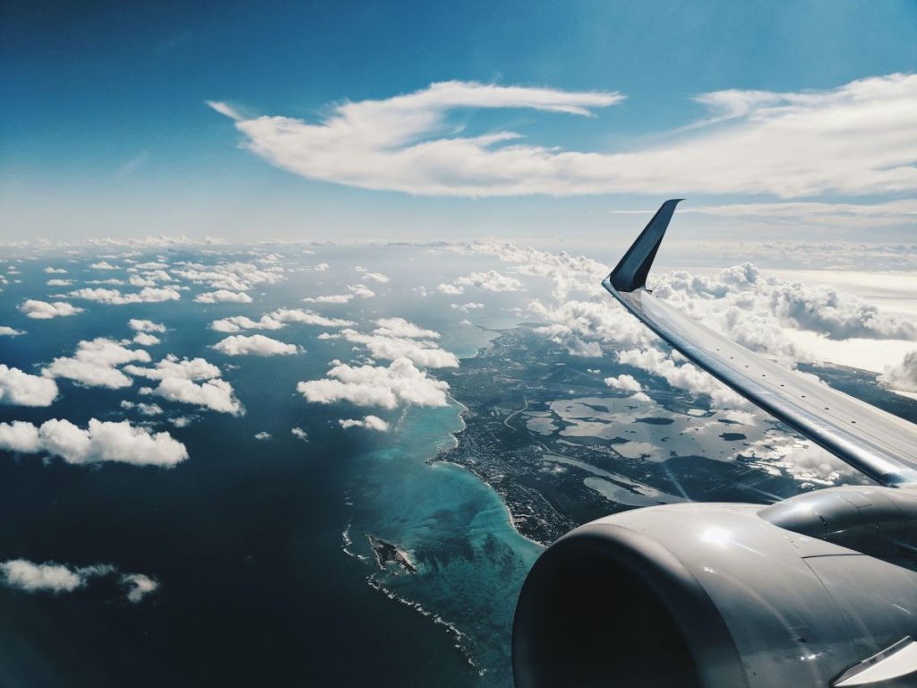 avion au dessus de la mer