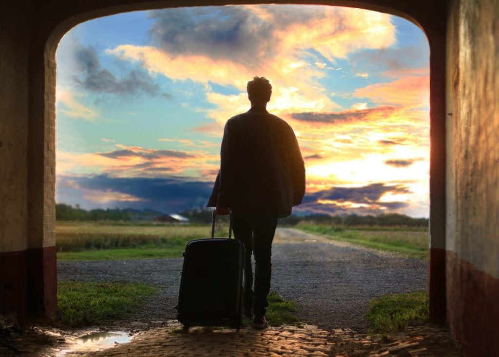 voyageur avec valise