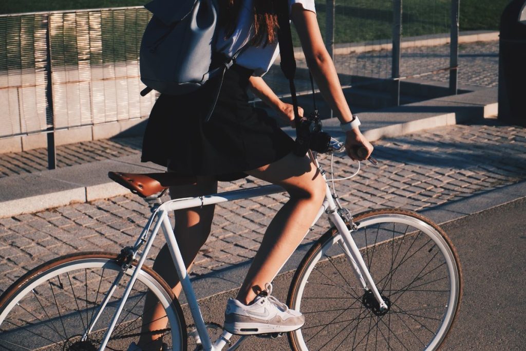 femme sur un velo