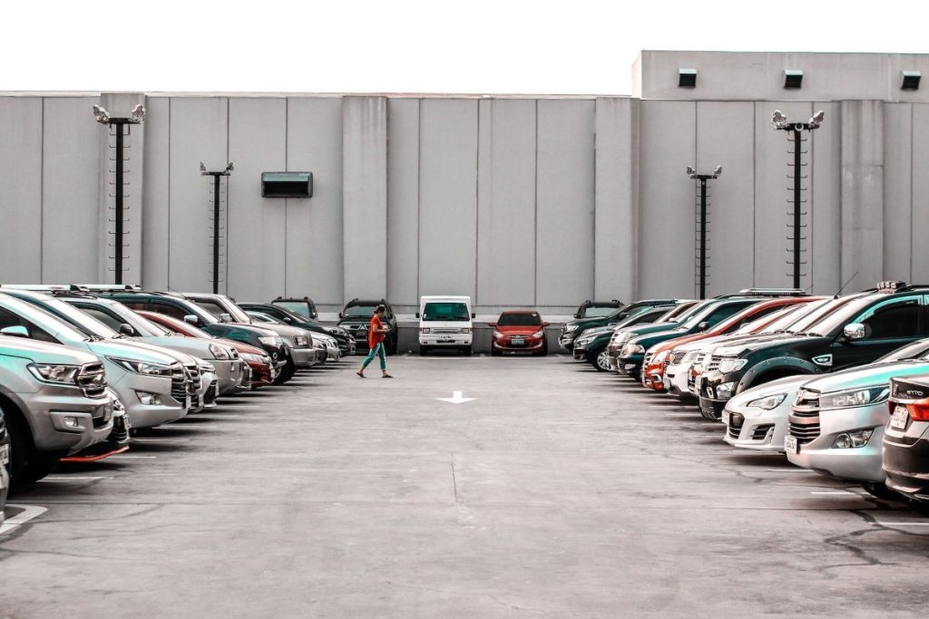 parking aeroport avec voitures