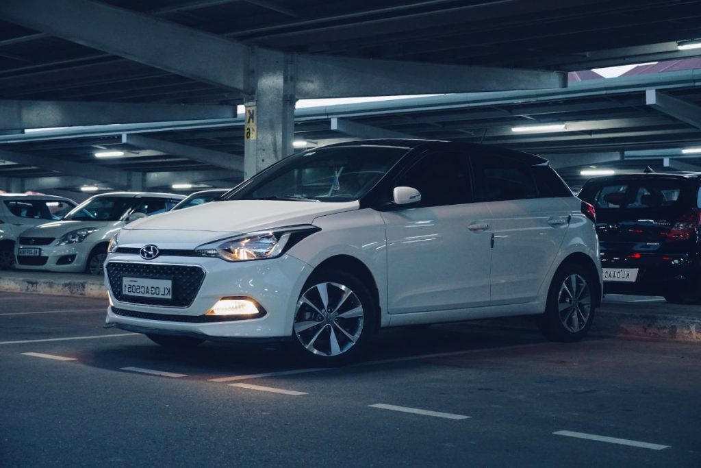 voiture blanche dans un parking au Japon