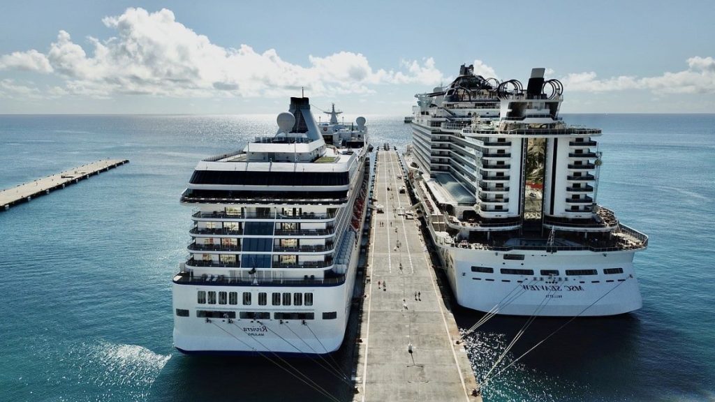 2 bateaux de croisière dans un port