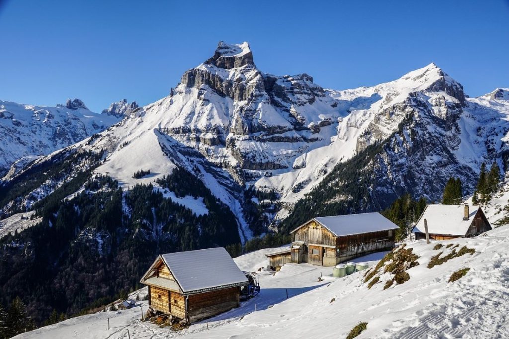 chalet avec montagne eneigée