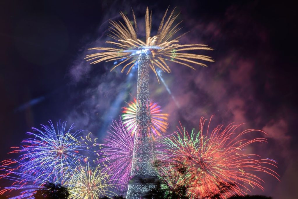feu artifice Tour Eiffel Paris