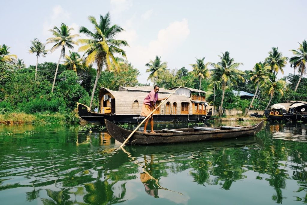 paysage pleine nature avec barque en Inde