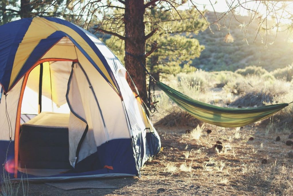 tente de camping avec hamac