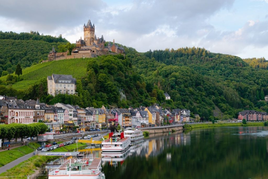 beau paysage allemand avec chateau et habitations