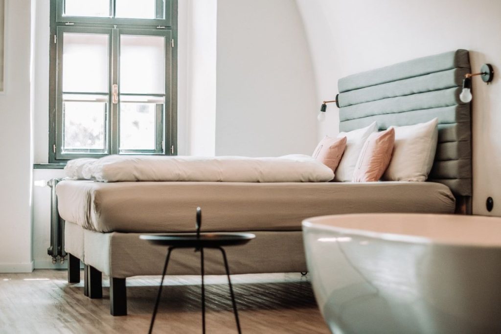 chambre appart hotel avec lit et baignoire