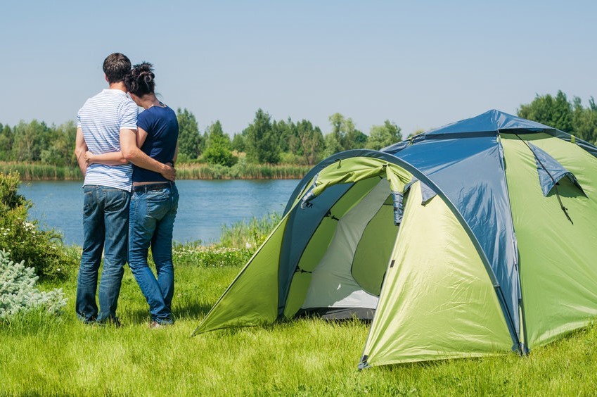 couple en camping avec tente