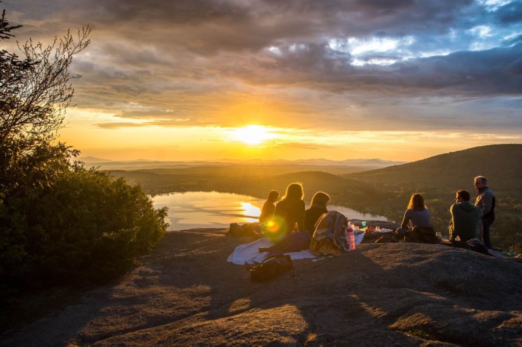 groupe regardant le coucher de soleil