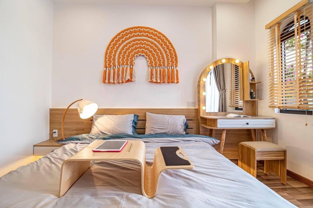 lit dans un appart hotel avec decoration