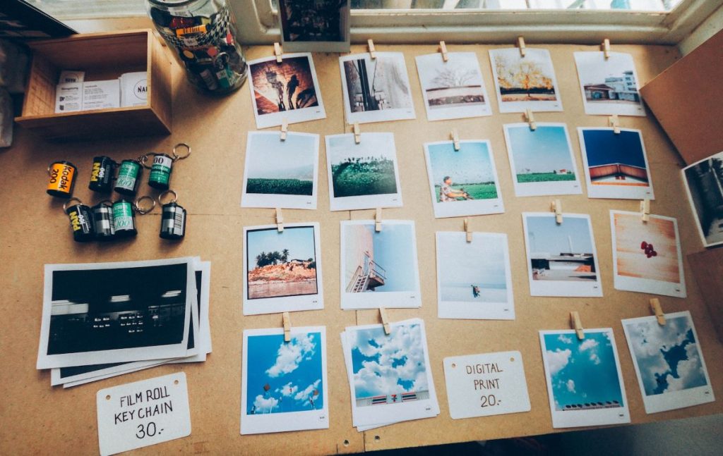 preparation album photo souvenir de voyage