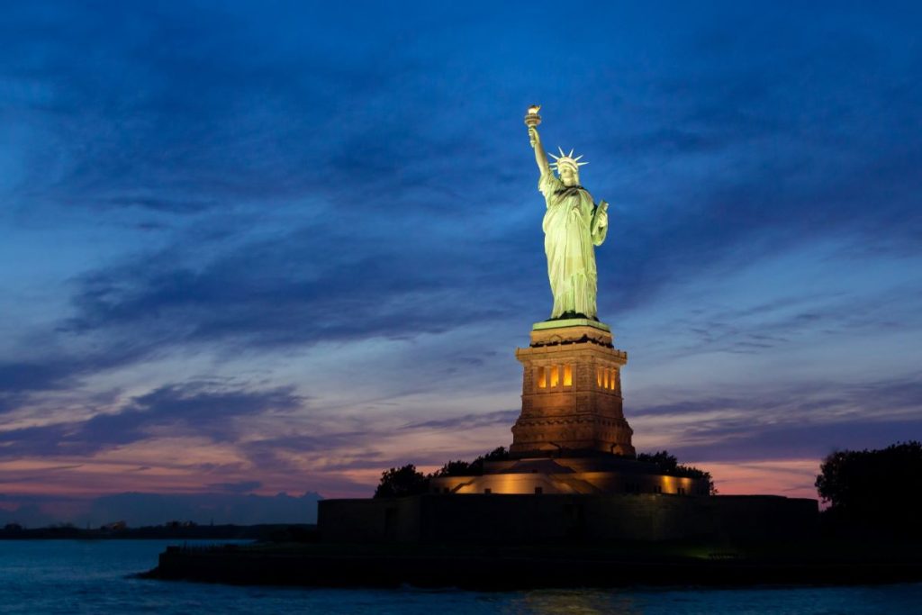 statue de la liberté à New York éclairée pendant la nuit