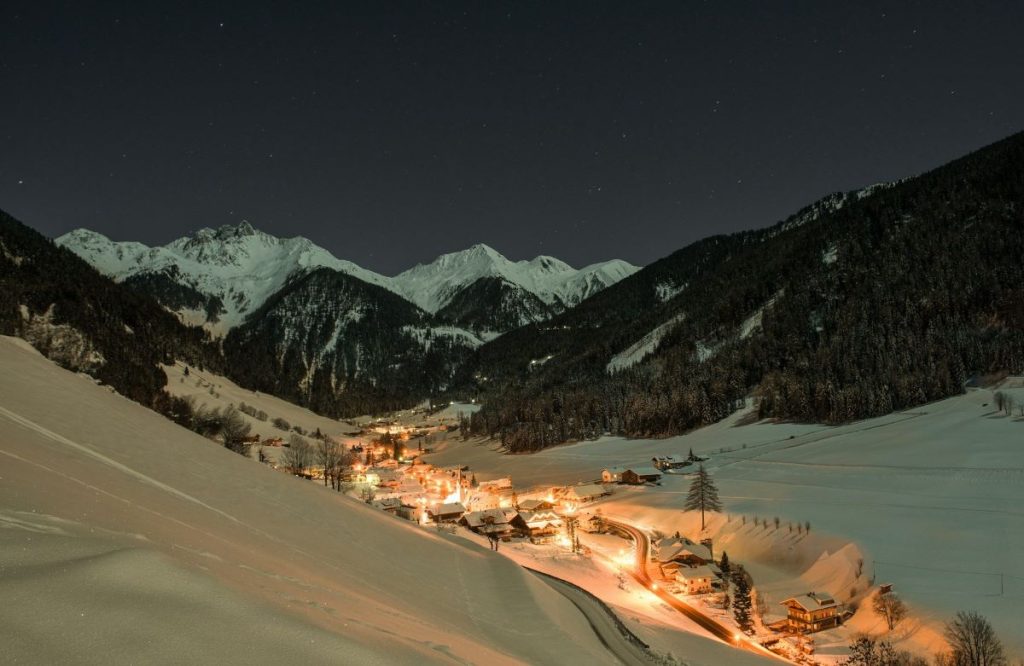 montagne avec neige dans les Alpes