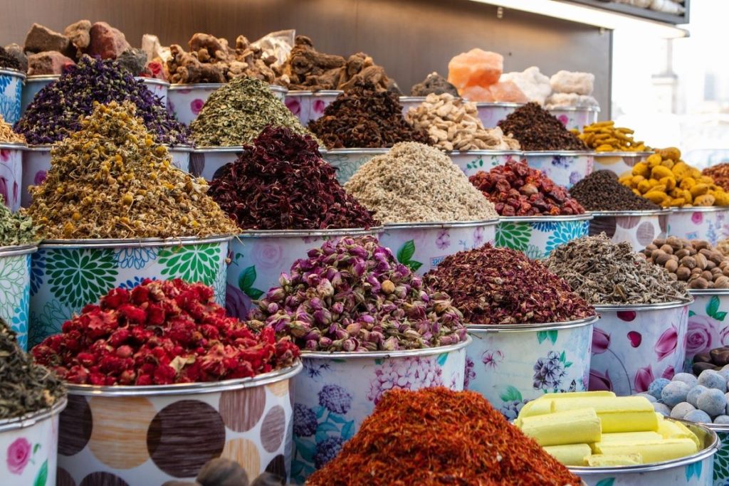 souk de Marrakech avec des épices
