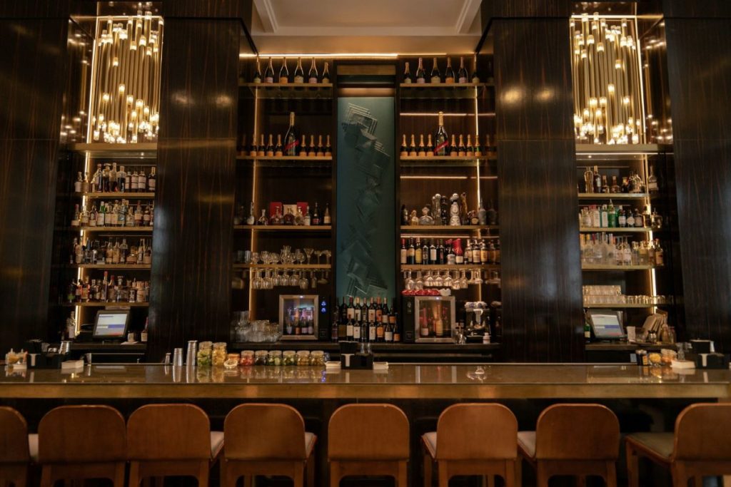 bar avec chaises en bois
