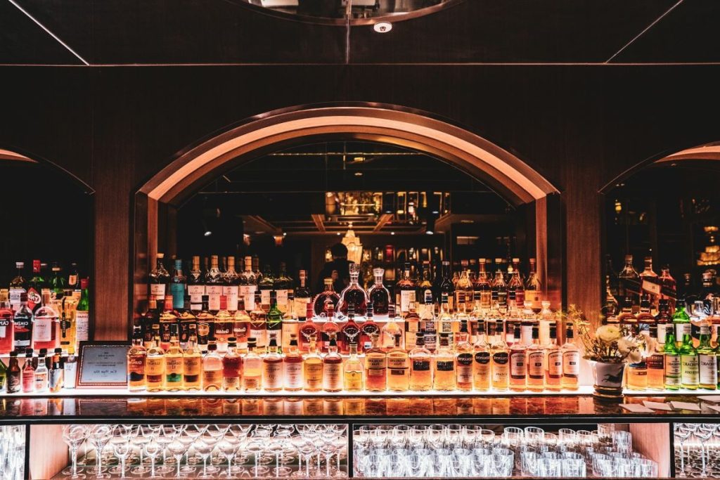 bar avec grand miroir