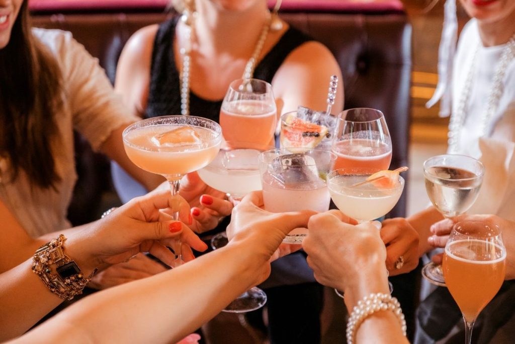 groupe de personnes avec des cocktails