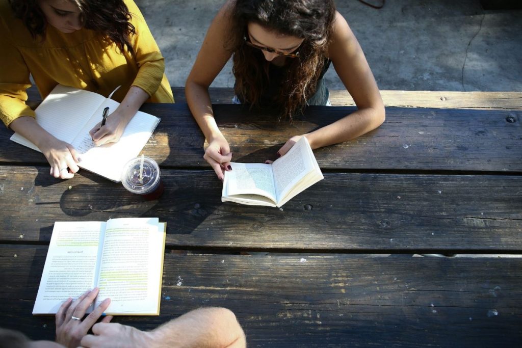 femmes voulant apprendre une nouvelle langue