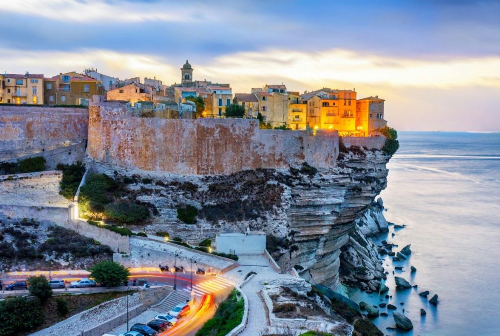 village sur une falaise en Corse