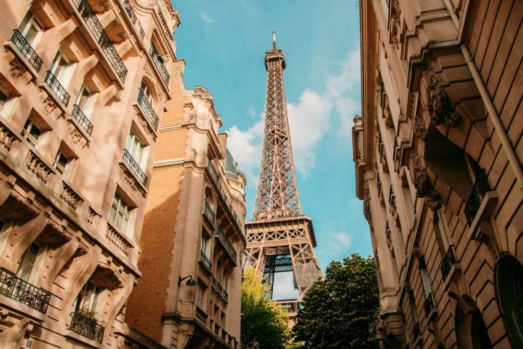 Tour Eiffel dans un quartier de Paris