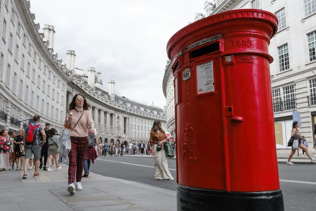 boite aux lettres dans une rue de Londres